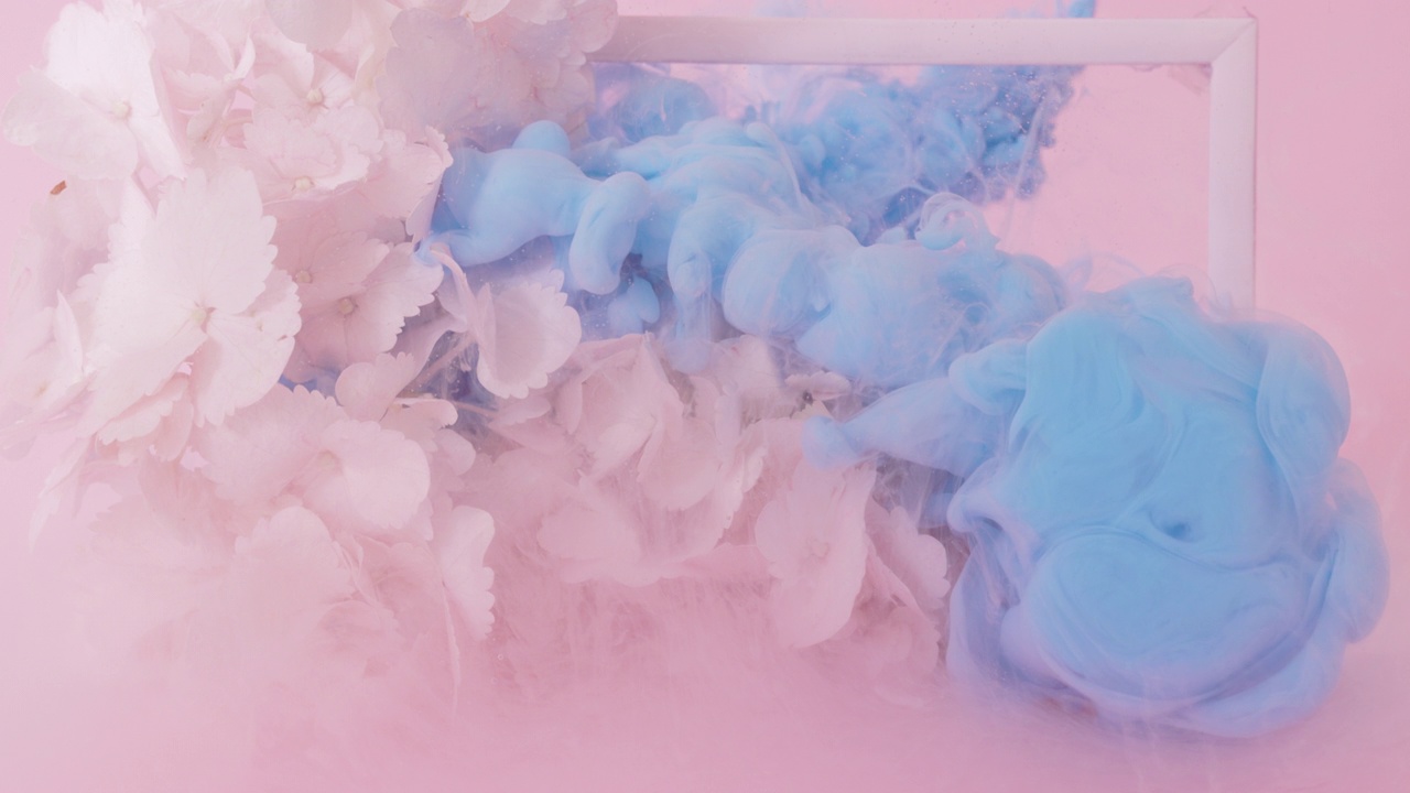 油漆和蓝色油墨丙烯酸飞溅。粉红色的抽象背景视频素材