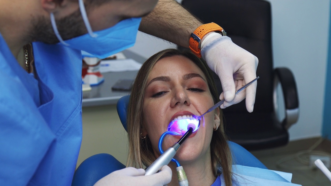 一位年轻的女性正在接受牙科治疗视频下载