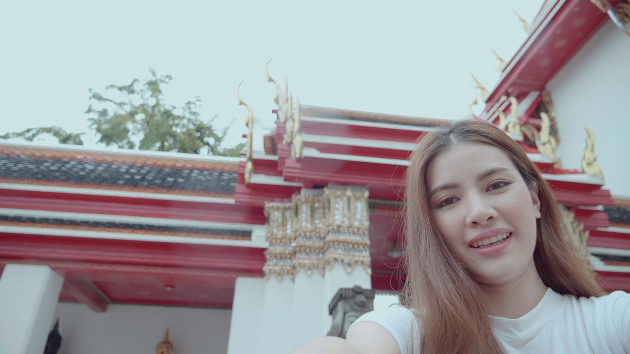 在泰国曼谷的大皇宫和卧佛寺，有影响力的人享受和幸福的背景。后视镜是意外拍摄的地标/著名的地方。缓慢的,视频素材