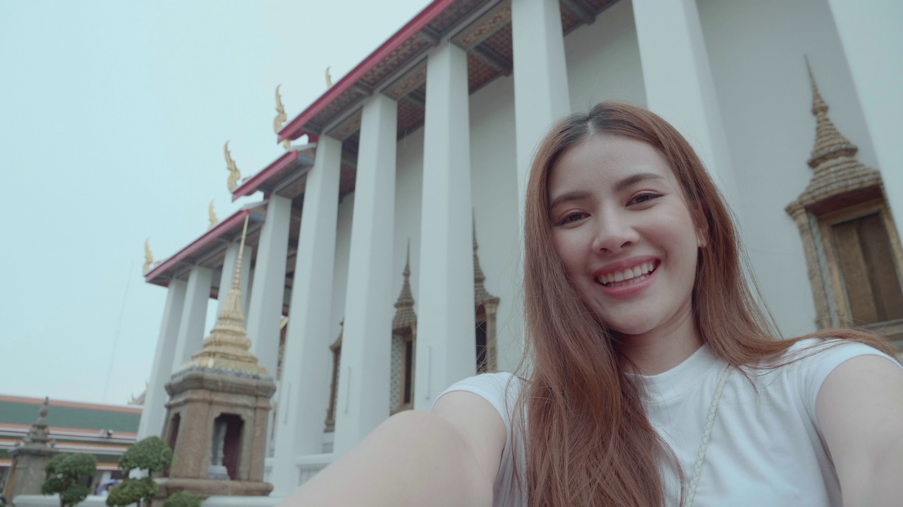 在泰国曼谷的大皇宫和卧佛寺，有影响力的人享受和幸福的背景。后视镜是意外拍摄的地标/著名的地方。缓慢的,视频素材