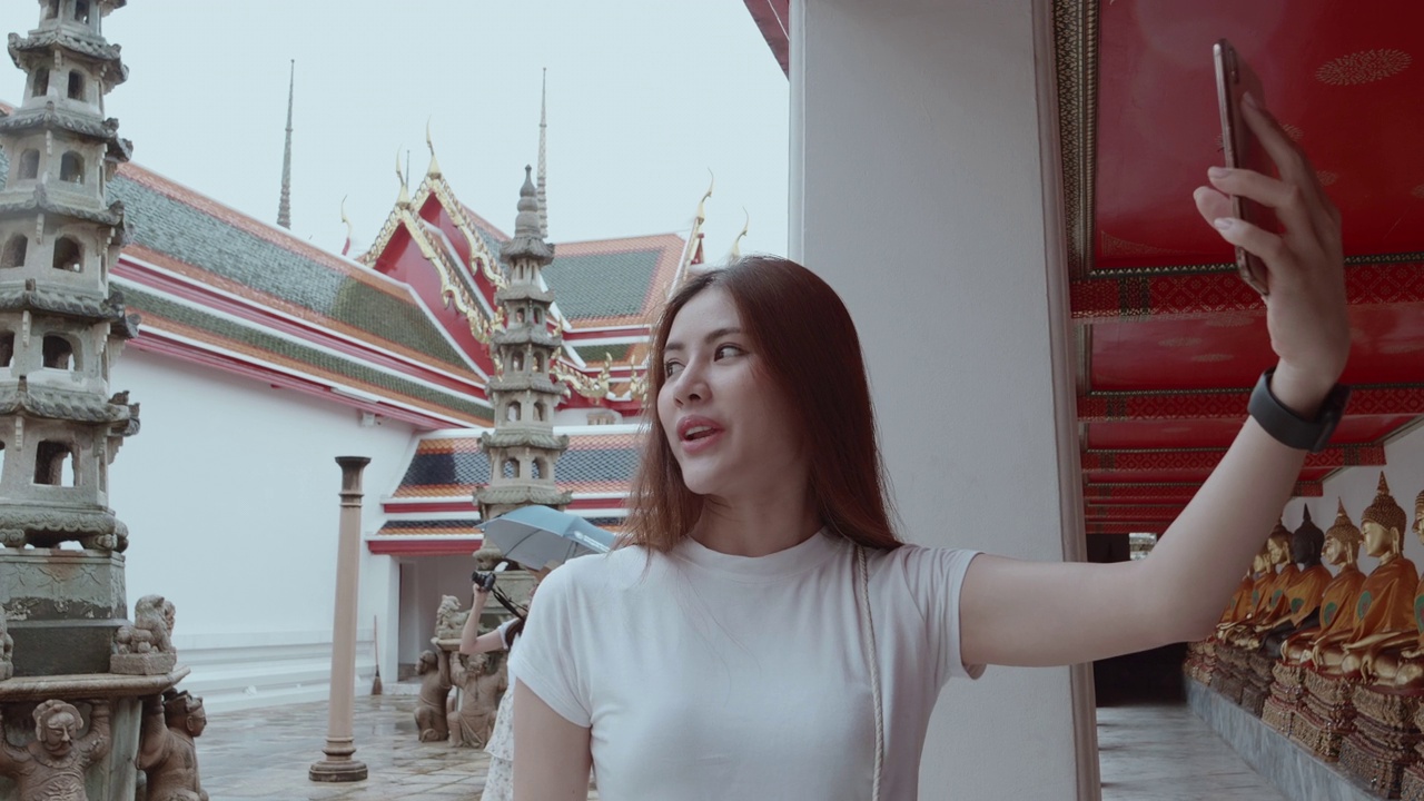 在泰国曼谷的大皇宫和卧佛寺，有影响力的人享受和幸福的背景。后视镜是意外拍摄的地标/著名的地方。视频素材