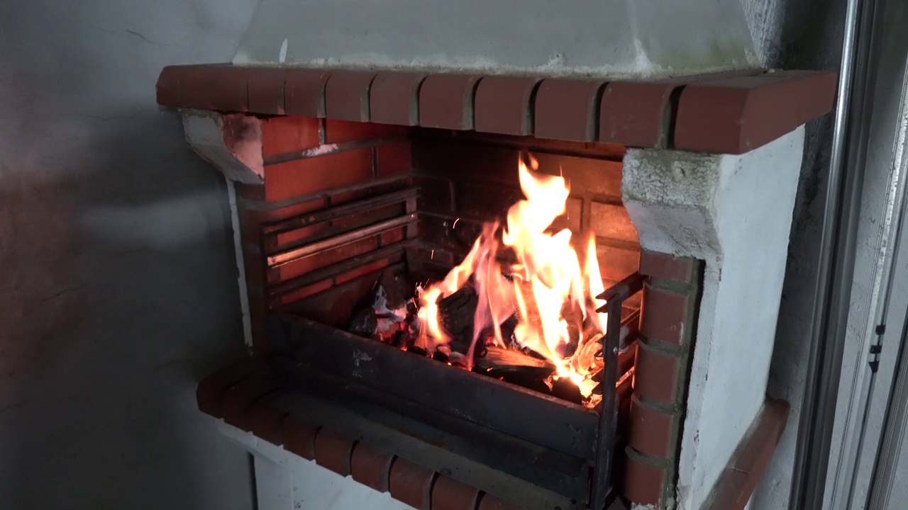 烧烤的细节与强烈的火焰视频下载