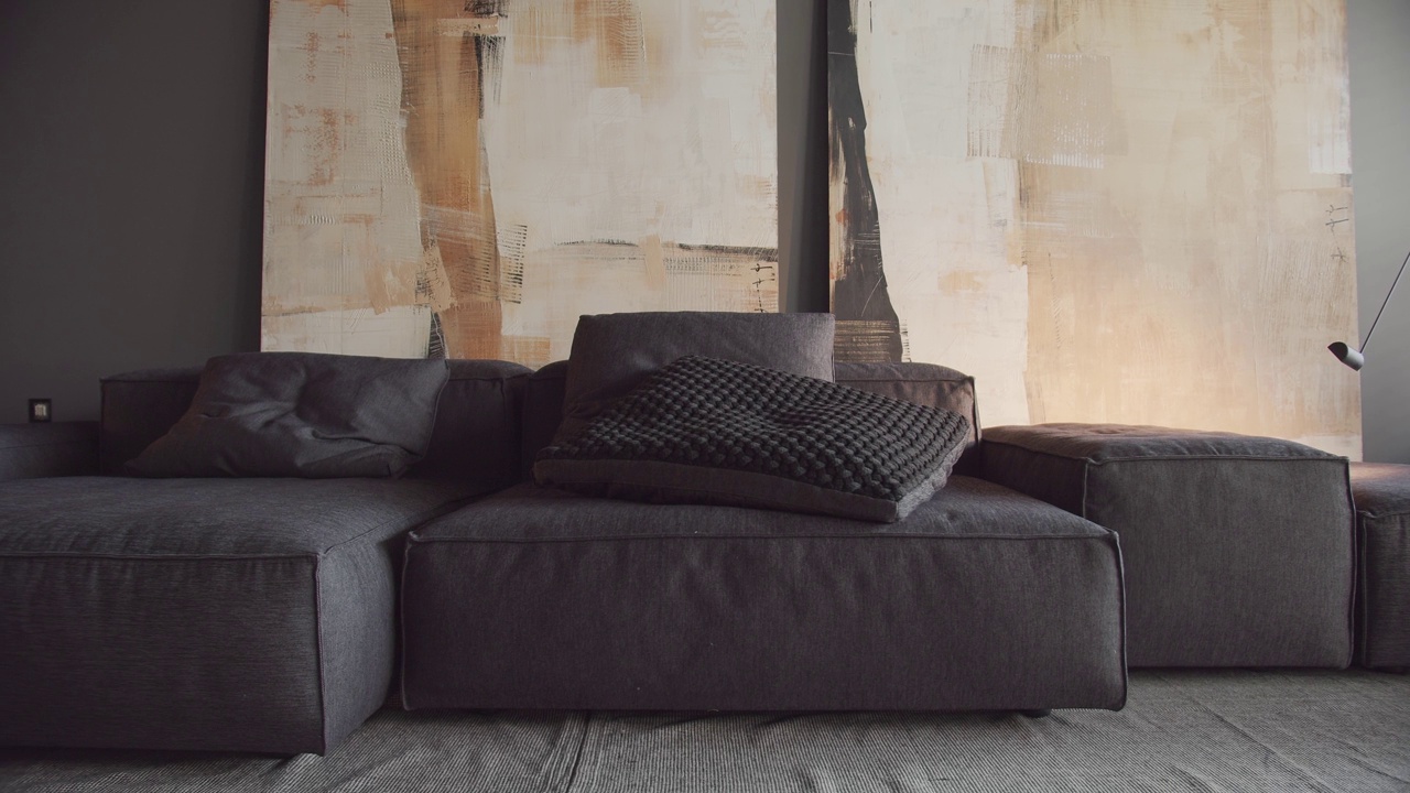 现代极简主义的客厅采用黑灰色调，大型绘画视频素材