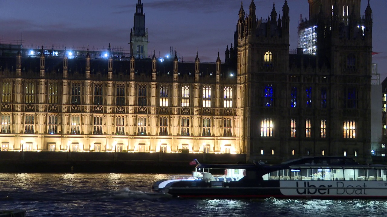 从泰晤士河对岸眺望议会大厦的夜景视频素材
