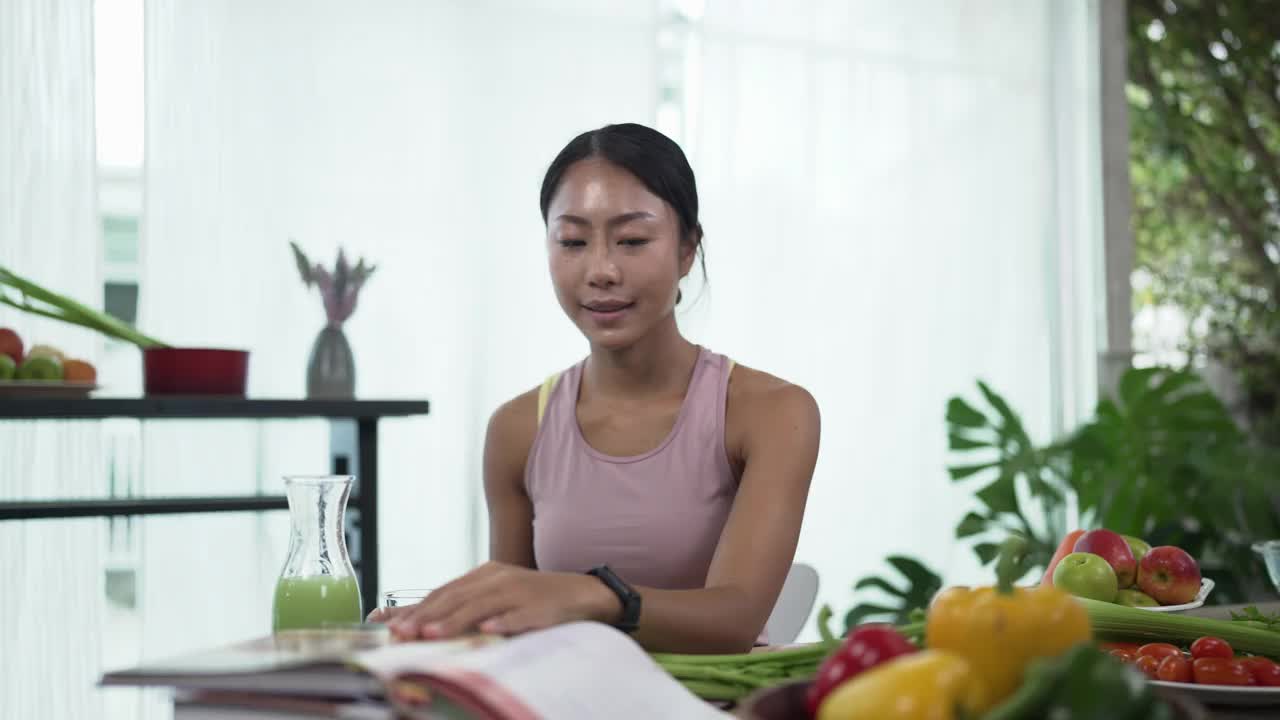 现代女性自我保健健康生活方式喝蔬菜汁视频下载