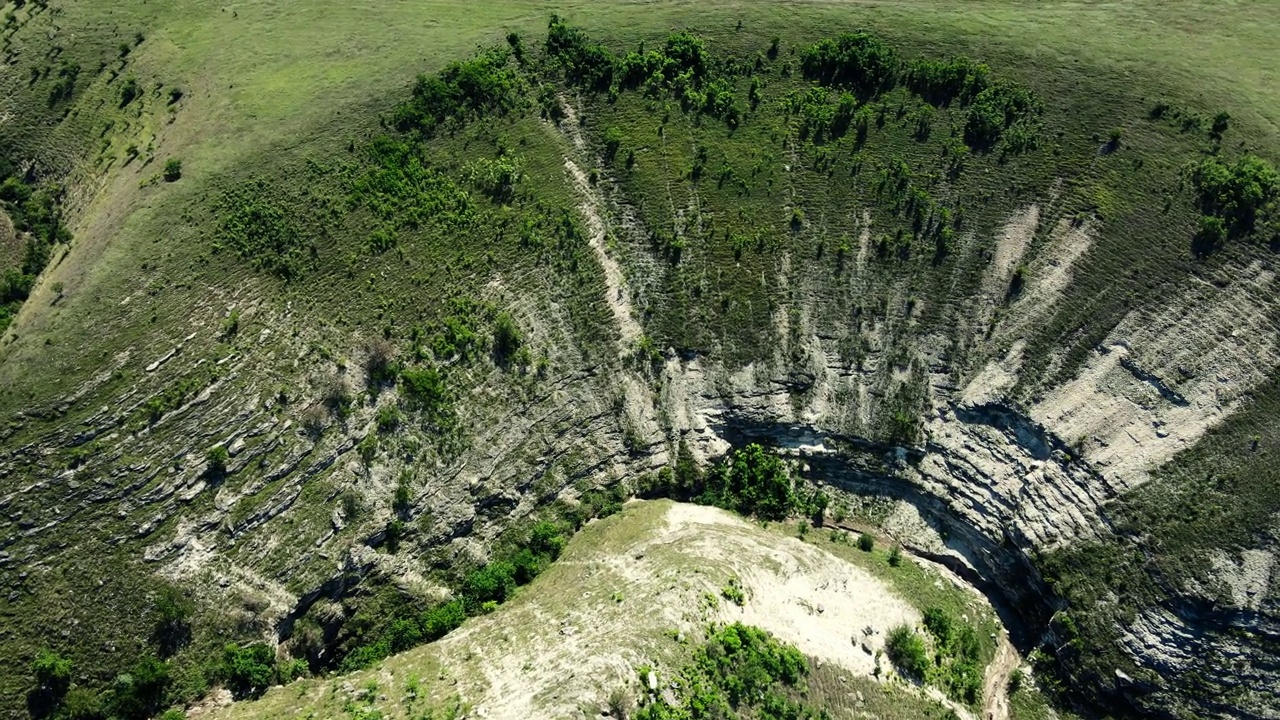 摩尔多瓦，用无人机拍摄的山谷，有岩石山坡、绿色植物和田野视频下载