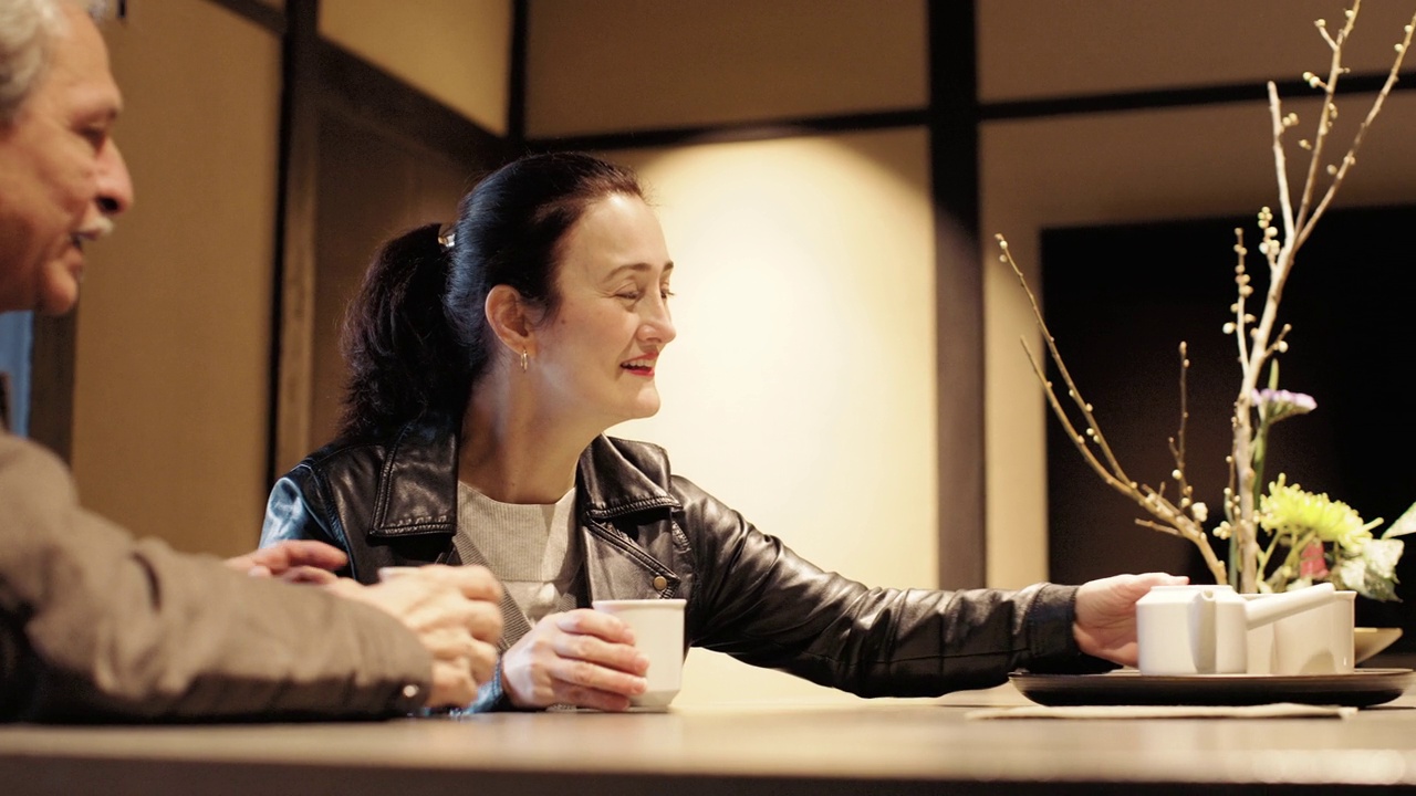 一对西班牙裔夫妇在京都的町屋酒店享受日本茶。视频下载