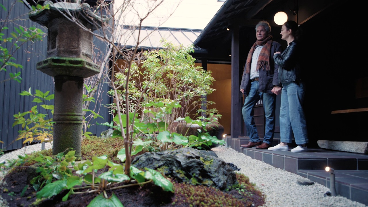 一对西班牙裔夫妇在京都町屋酒店的日式花园享受美好时光。视频下载