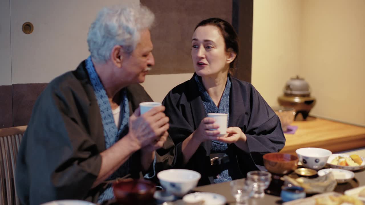 一对西班牙夫妇住在京都的町屋酒店，享受日本食物视频下载