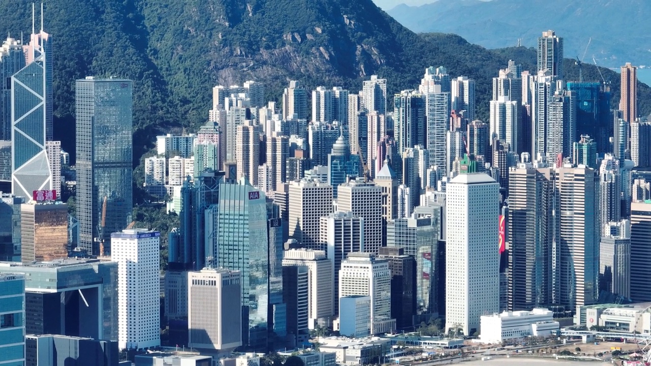 香港中心区的4K远程变焦视图-从天空缓慢的鸟瞰图角度。视频素材