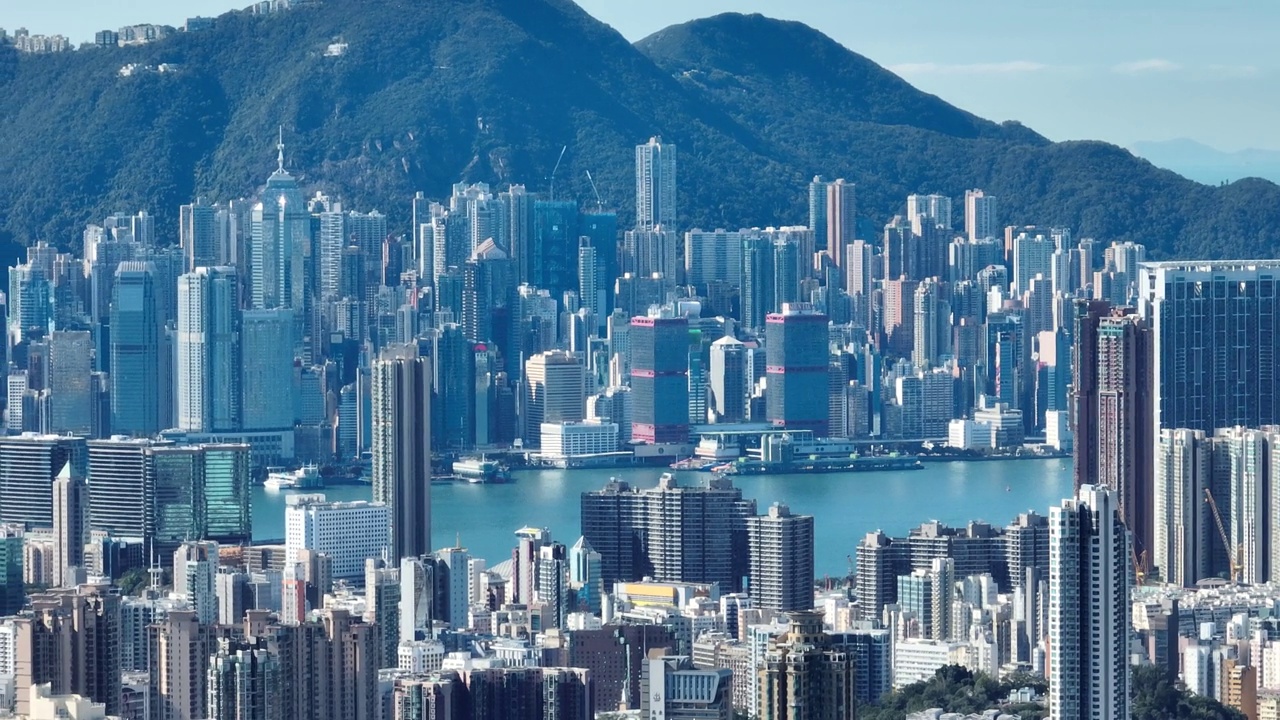 香港中心区的4K远程变焦视图-从天空缓慢的鸟瞰图角度。视频下载