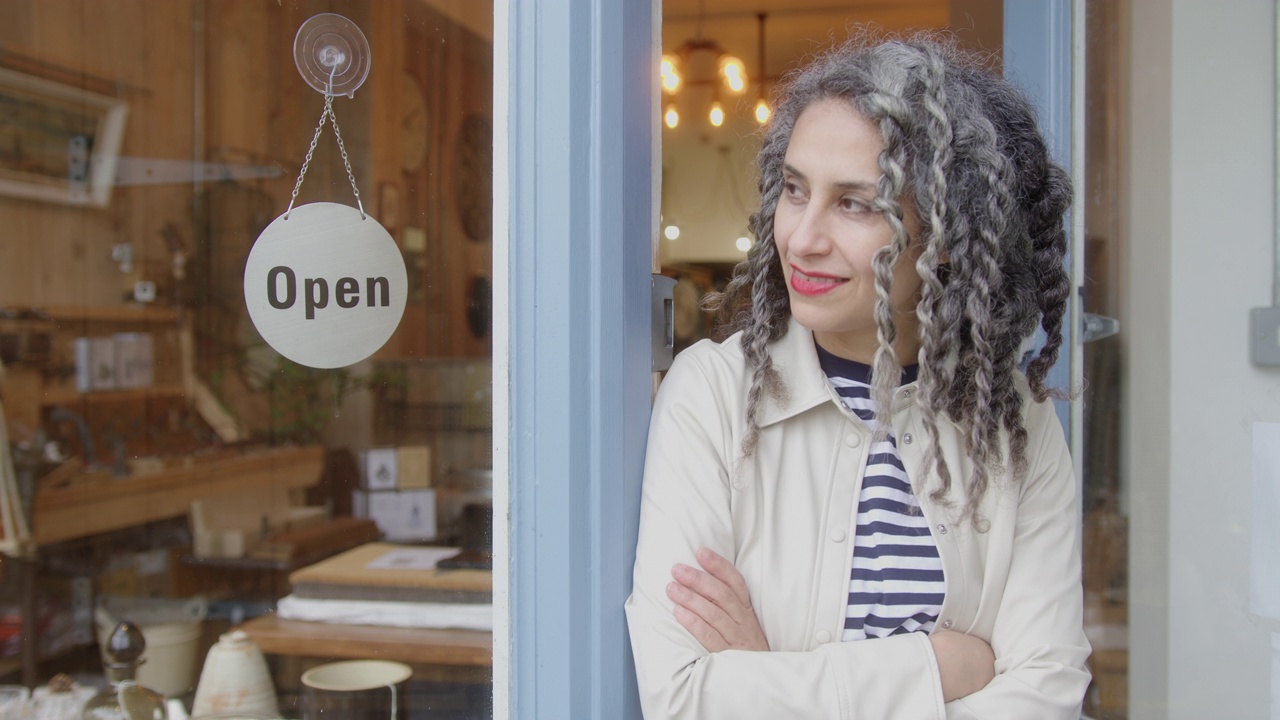女性小企业企业家的肖像站在商店入口视频素材