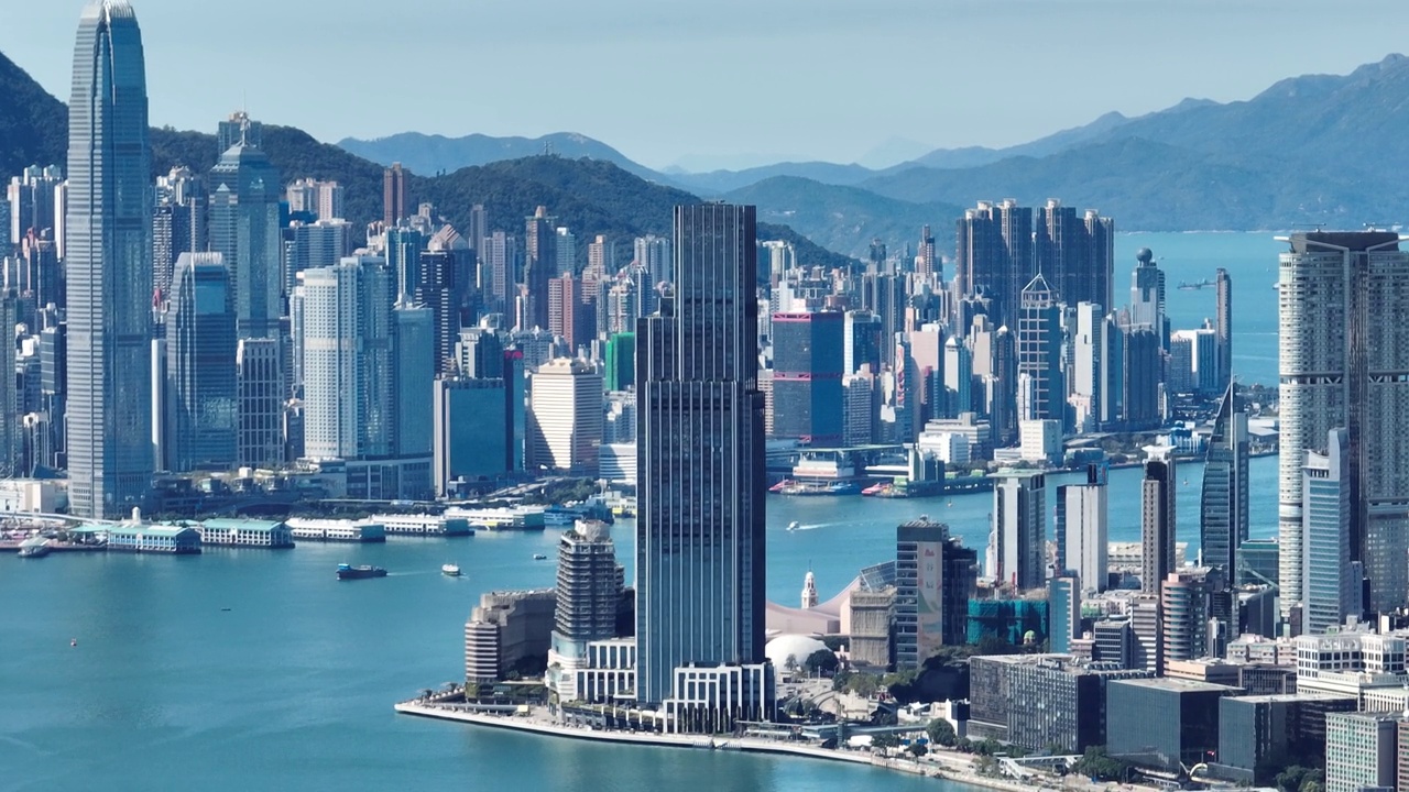 香港中心区的4K远程变焦视图-从天空缓慢的鸟瞰图角度。视频下载