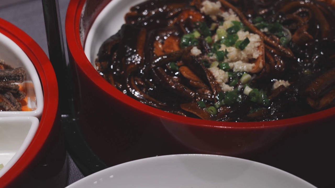 一桌中国菜，特写镜头视频下载