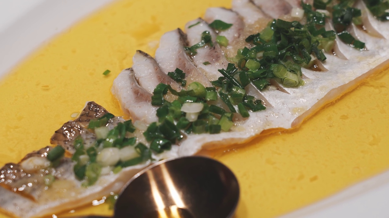 清蒸鱼，黄汤，蒜蓉白嫩鱼视频素材