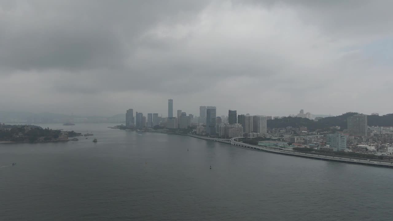 下雨天的海滨城市风光视频下载
