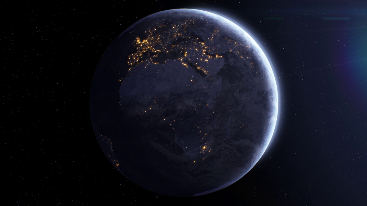 《飞向地球黑暗的一面，夜之城之光》行星地球在恒星背景上旋转。从太空看地球。逼真的3d动画纠正行星运动。视频下载