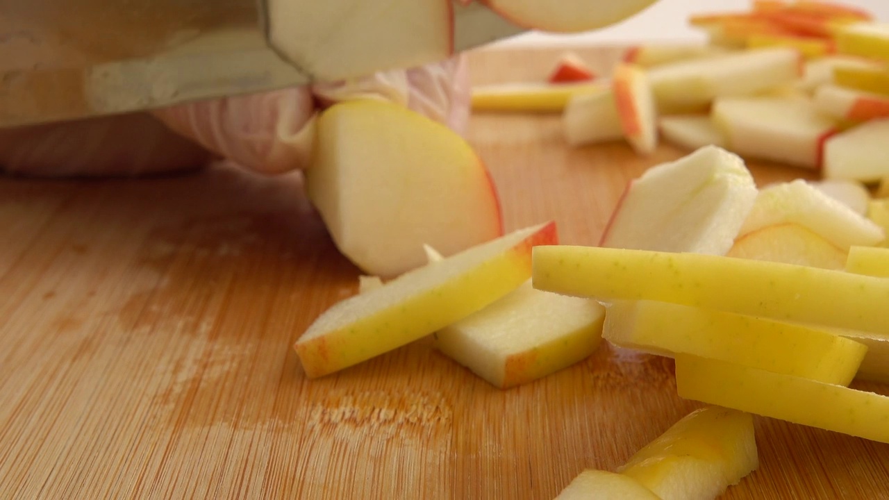 厨师在菜板上切苹果。视频下载