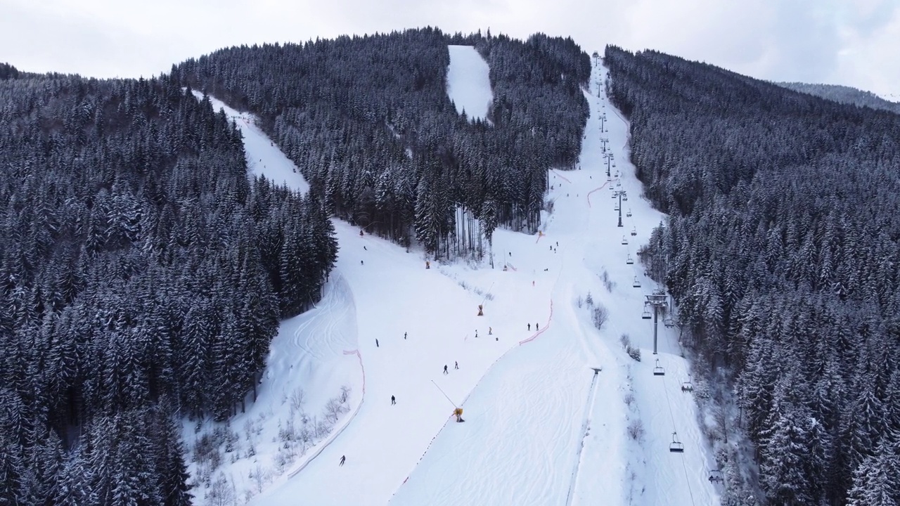 滑雪胜地的鸟瞰图，人们从山上滑雪，然后爬上电梯。视频素材
