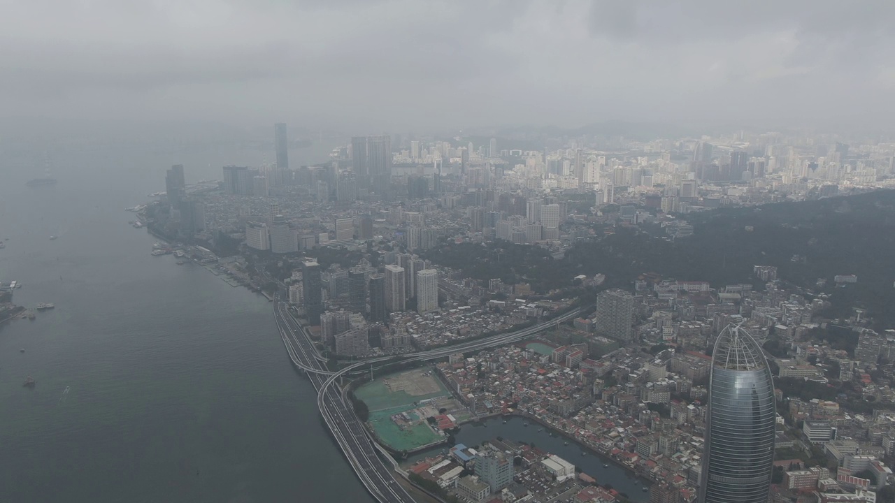 在雨季从高海拔俯瞰海滨城市视频下载