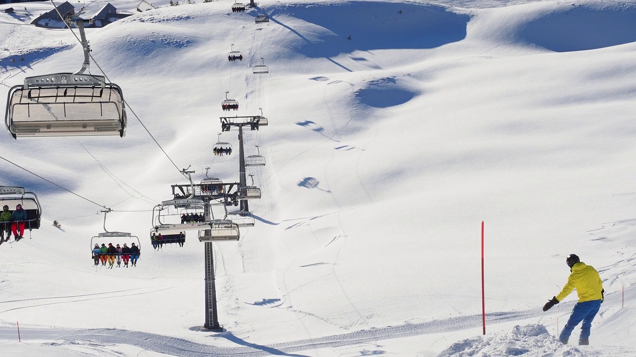 冬季滑雪缆车在阳光明媚的滑雪场进行视频素材