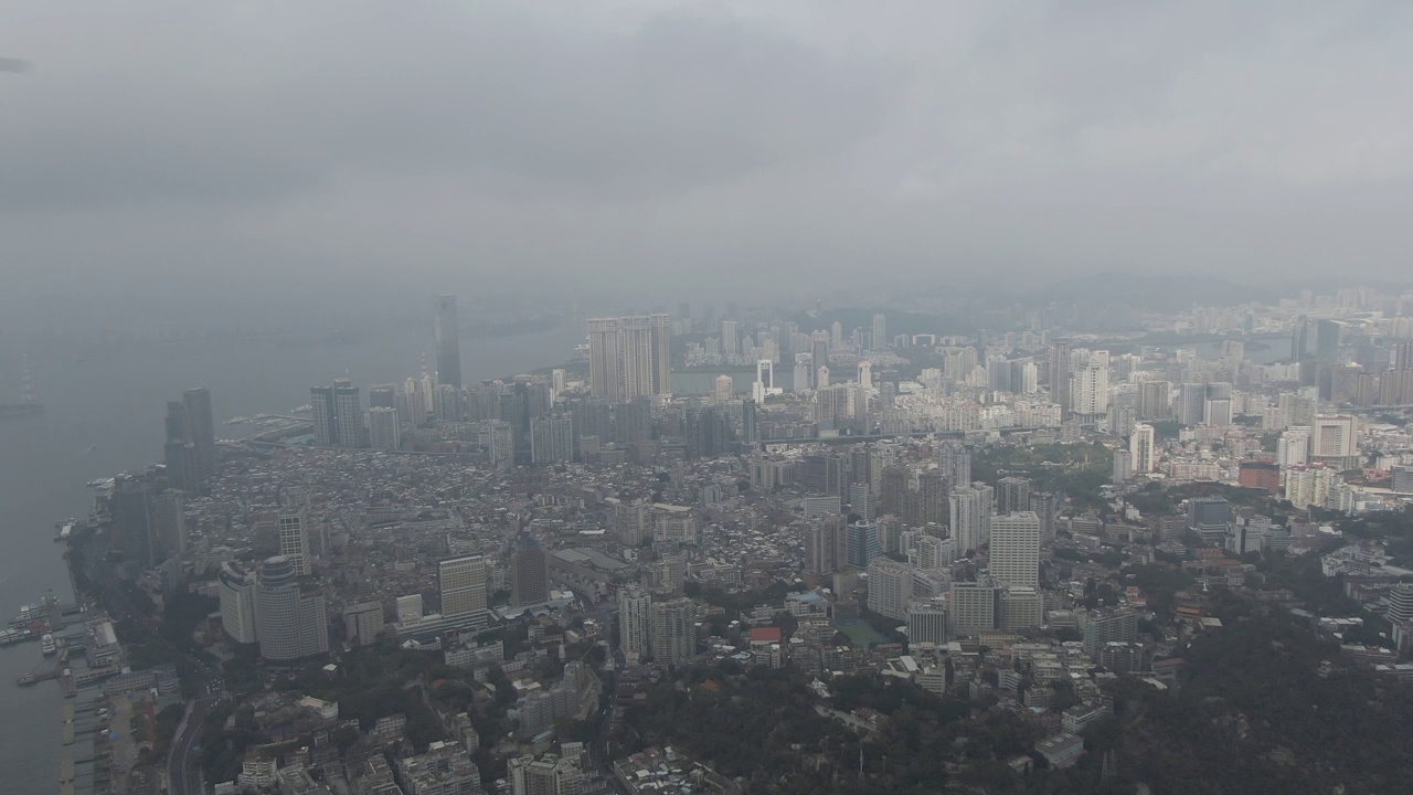 在雨季从高海拔俯瞰海滨城市视频下载