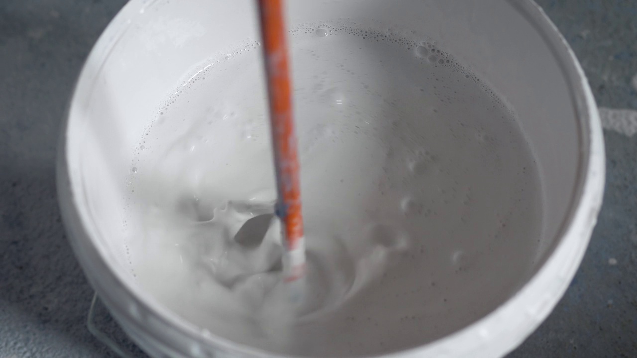搅拌机搅拌桶里的胶水油漆视频下载