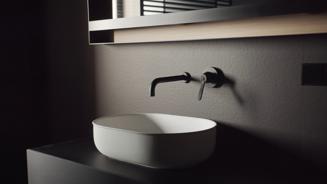 舒适的极简主义浴室，黑色和灰色色调，豪华现代家居视频下载