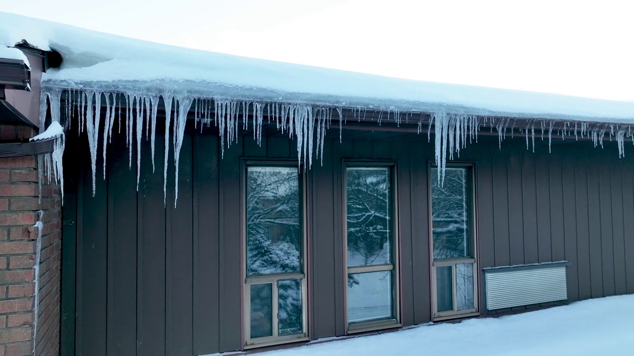 美丽的冰柱从屋顶倾泻而下视频下载