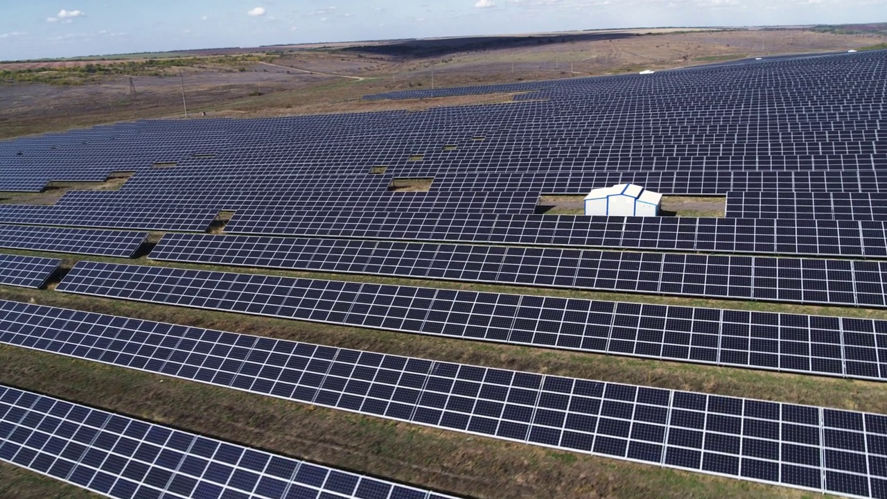 太阳能发电厂的俯视图视频下载