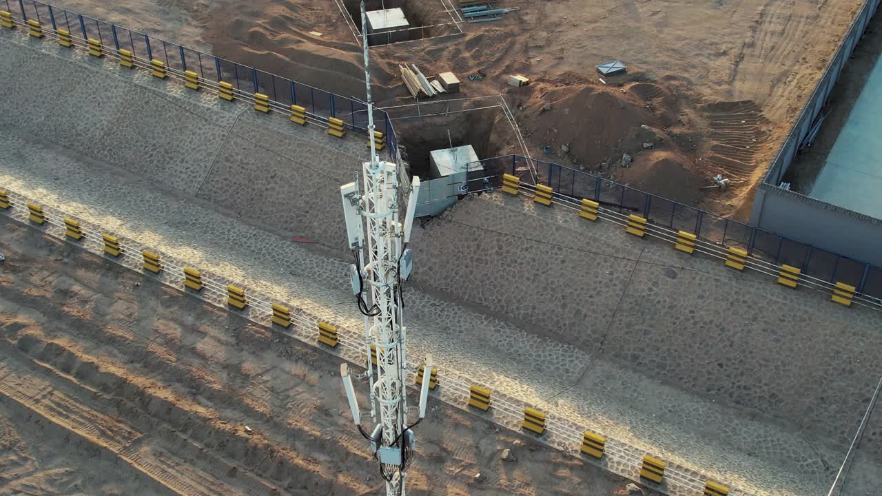 5G蜂窝通信塔鸟瞰图视频素材