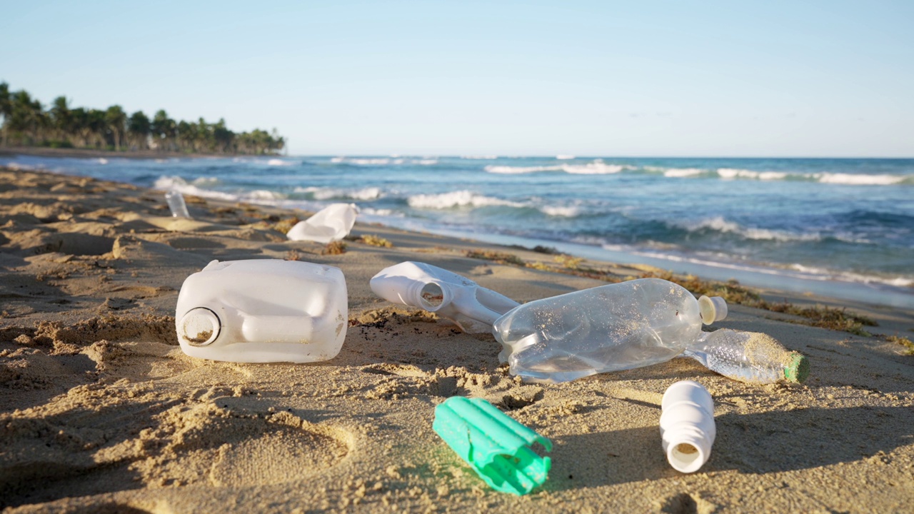 海水冲到岸边，造成了许多塑料垃圾。视频素材