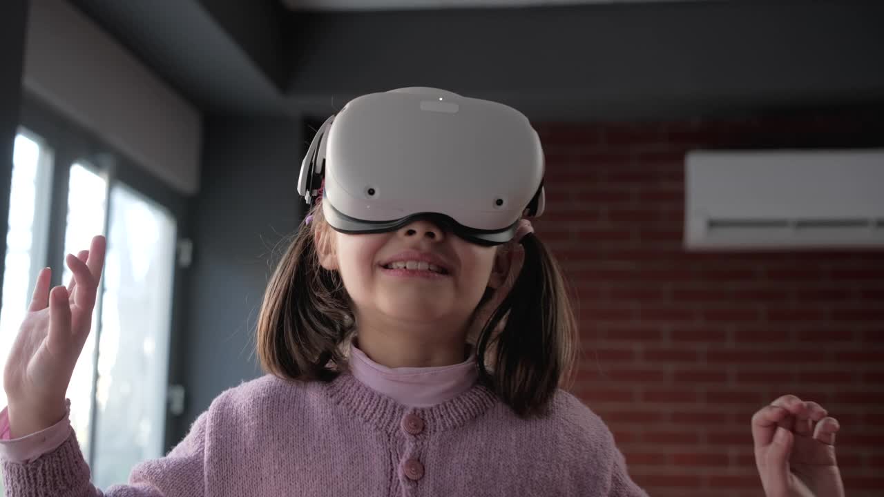 孩子们戴着虚拟现实头盔玩得很开心视频下载