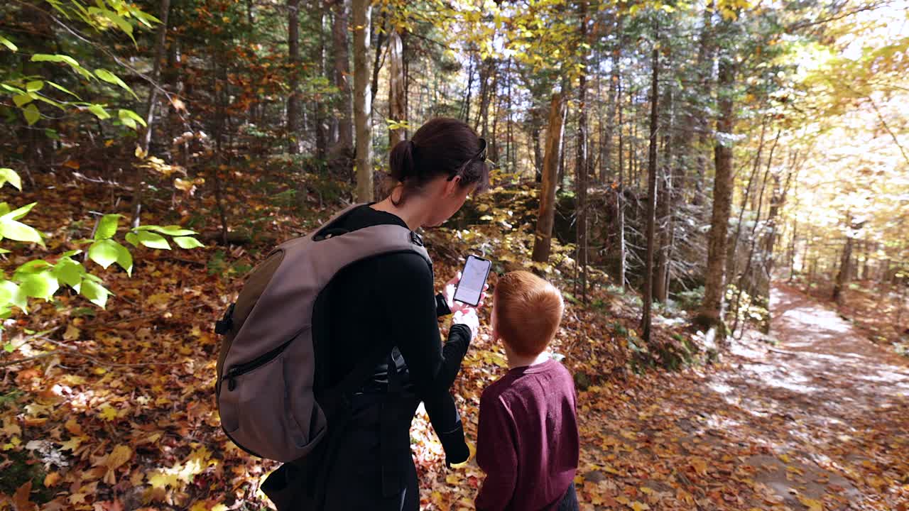 可爱的红发男孩和母亲在秋天徒步旅行在蒙特Tremblant国家公园，魁北克，加拿大视频下载