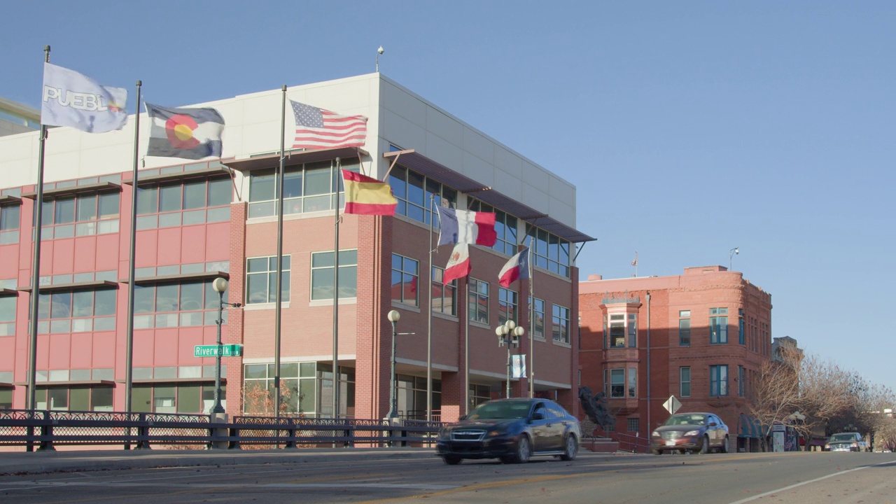 科罗拉多州普韦布洛的交通和旗帜视频下载