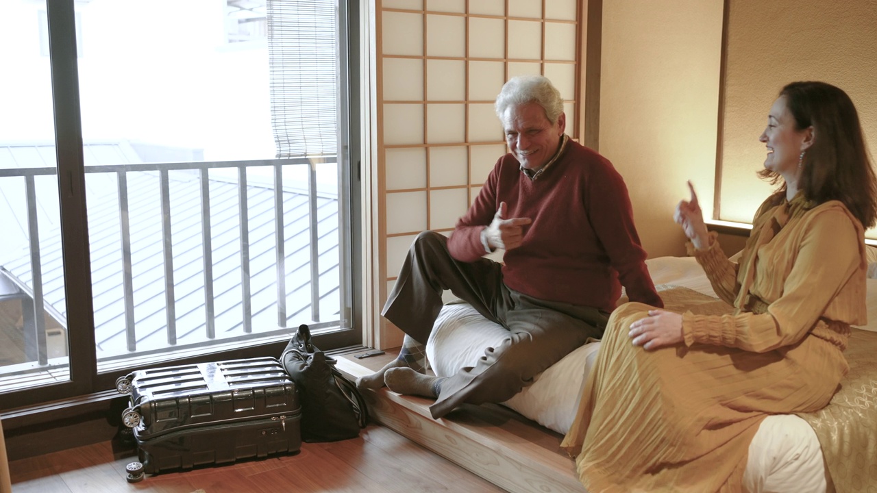 西班牙夫妇放松和享受京都町屋酒店房间与旅行视频素材