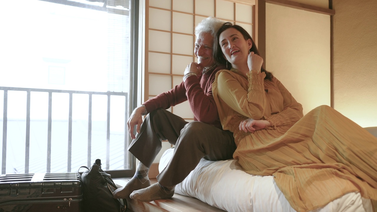 西班牙夫妇放松和享受京都町屋酒店房间与旅行视频下载