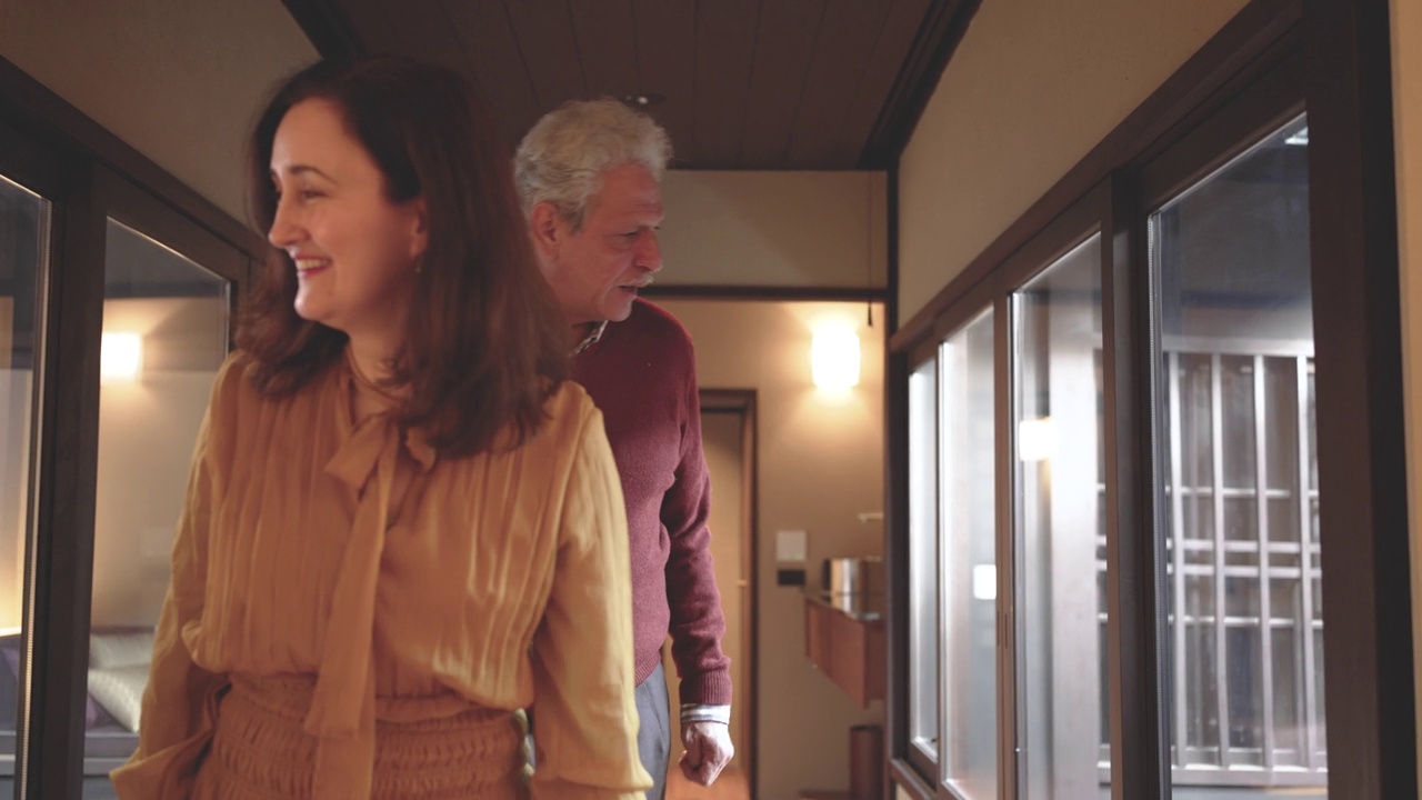 一对西班牙夫妇喜欢在京都町屋酒店的私人酒店房间里四处看看。视频素材