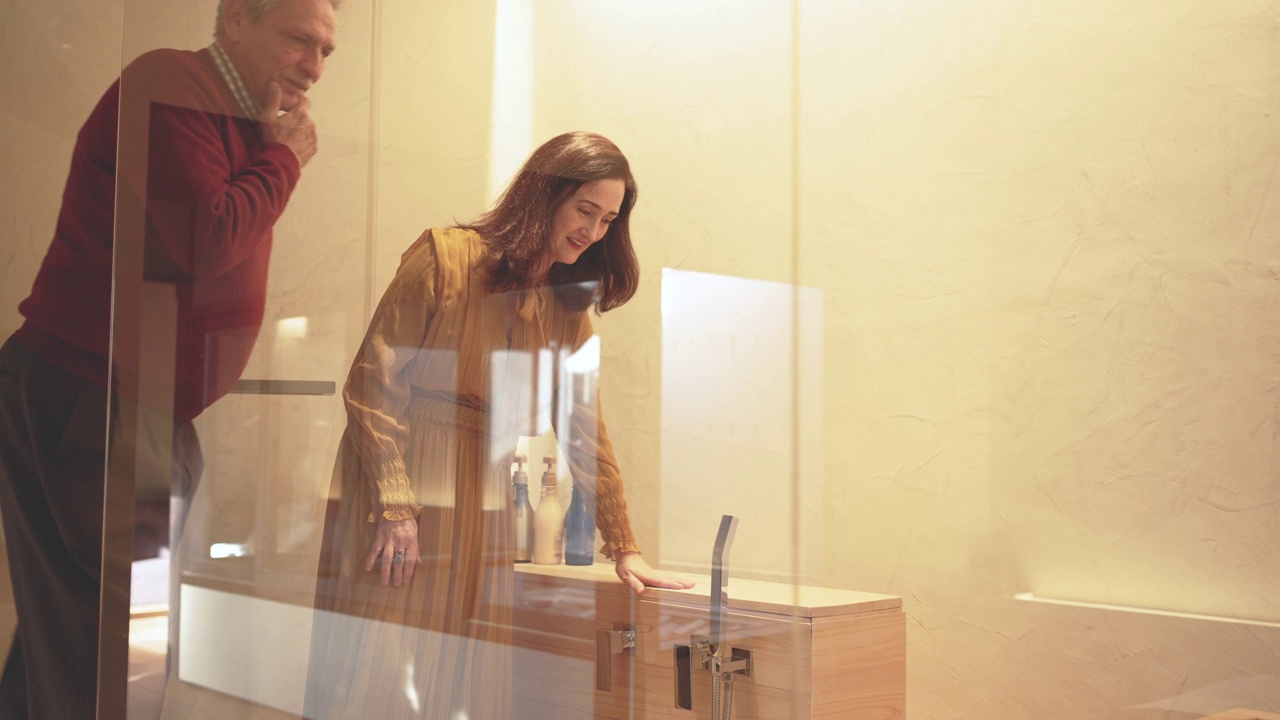 一对西班牙夫妇喜欢在京都的一个联排别墅的私人酒店里看一个现代的日本浴室。视频下载