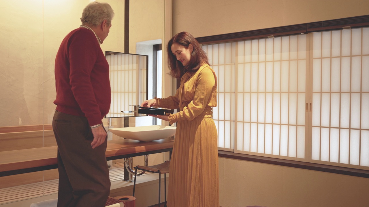 在京都一所联排别墅的私人酒店里，西班牙裔夫妇对客房里的设施和其他设施印象深刻。视频素材