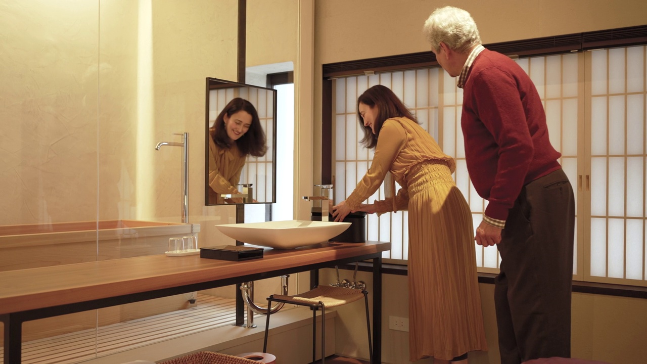西班牙夫妇对他们的房间的设施和室内设计印象深刻的一个私人酒店在京都联排别墅。视频素材