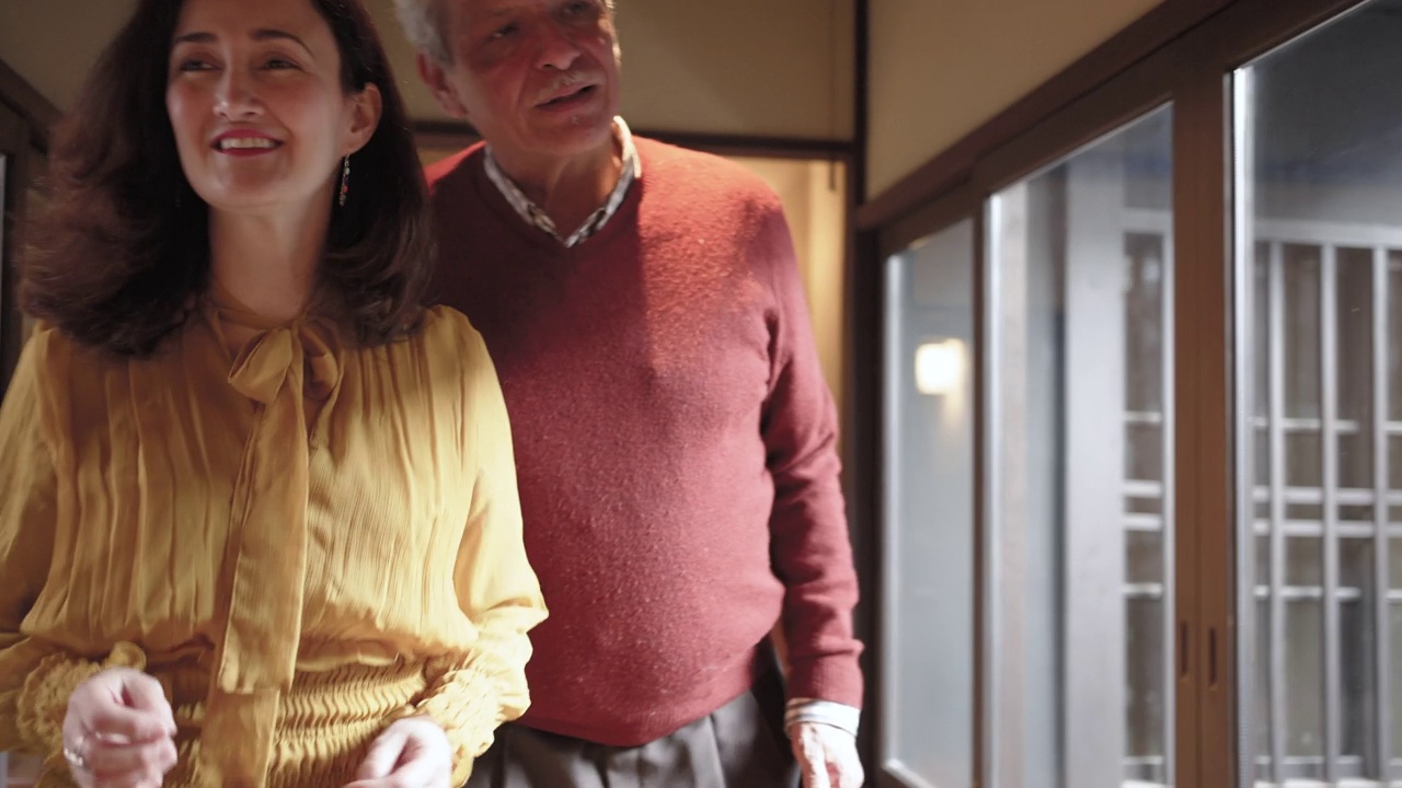 一对西班牙夫妇喜欢在京都的一个联排别墅的私人酒店里看一个现代的日本浴室。视频下载