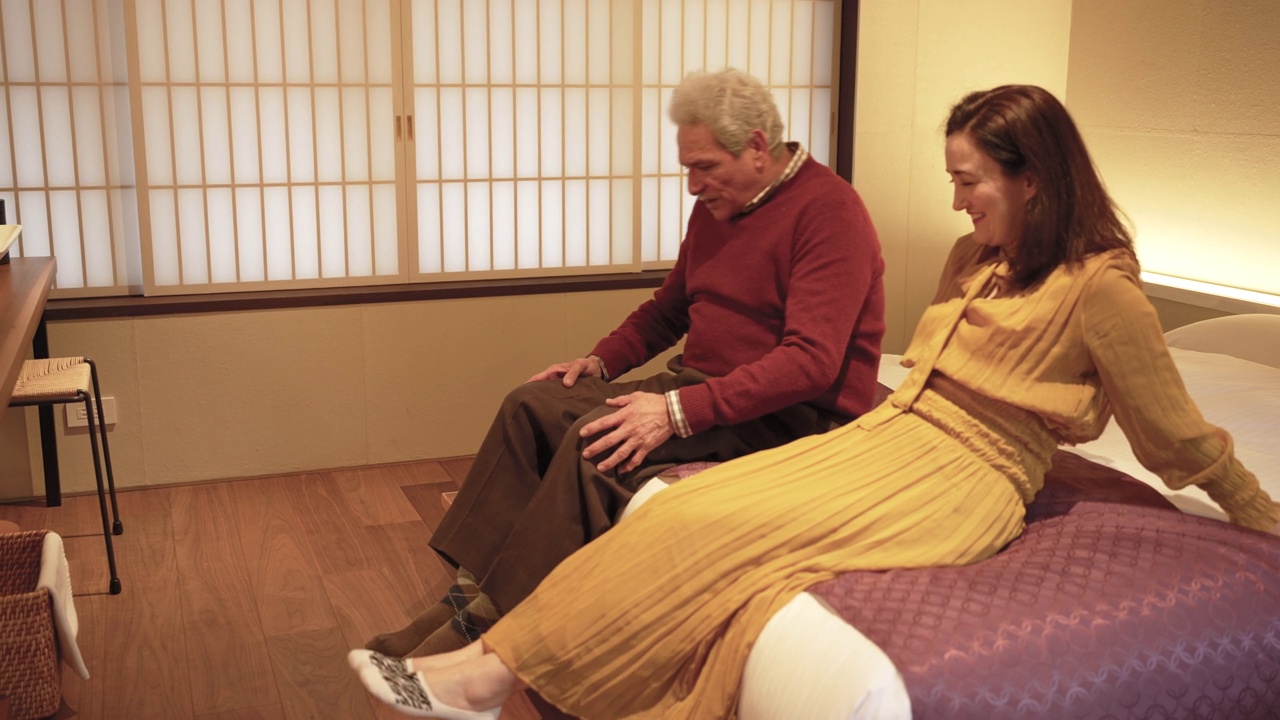 西班牙夫妇放松和享受京都町屋酒店房间与旅行视频下载
