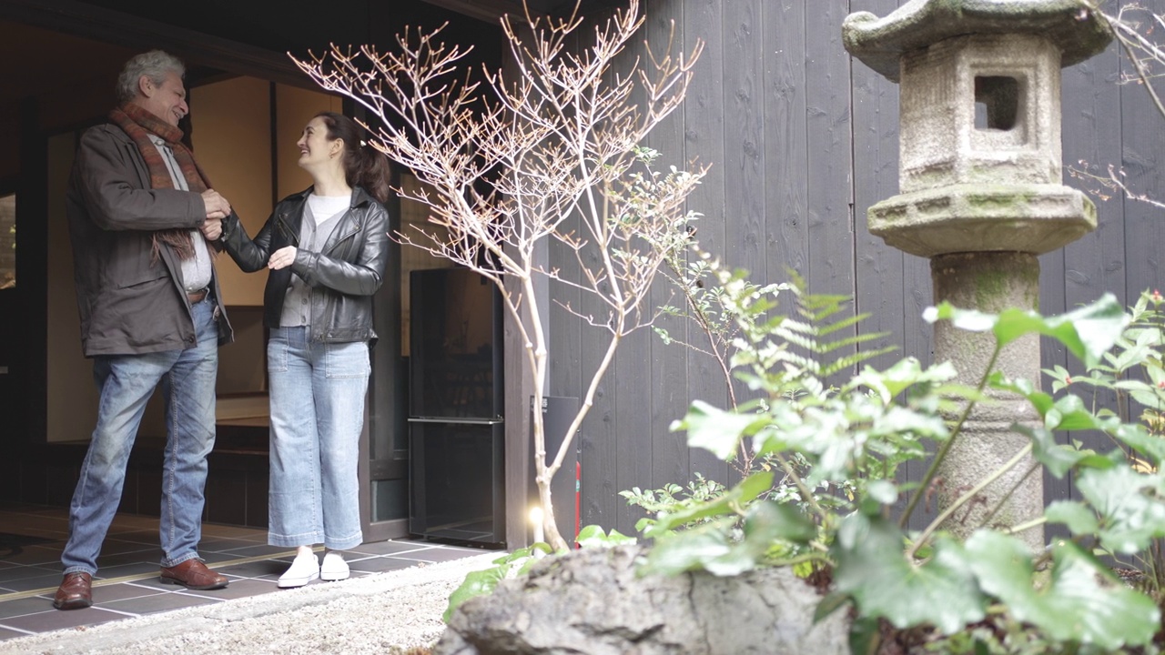 一对西班牙裔夫妇在京都町屋酒店的日式花园享受美好时光。视频下载