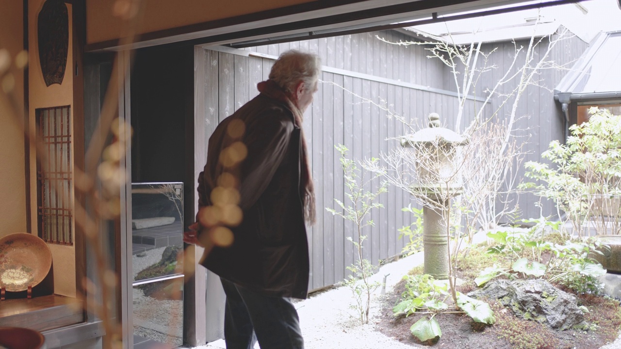 西班牙裔老人在京都町屋酒店休息视频下载