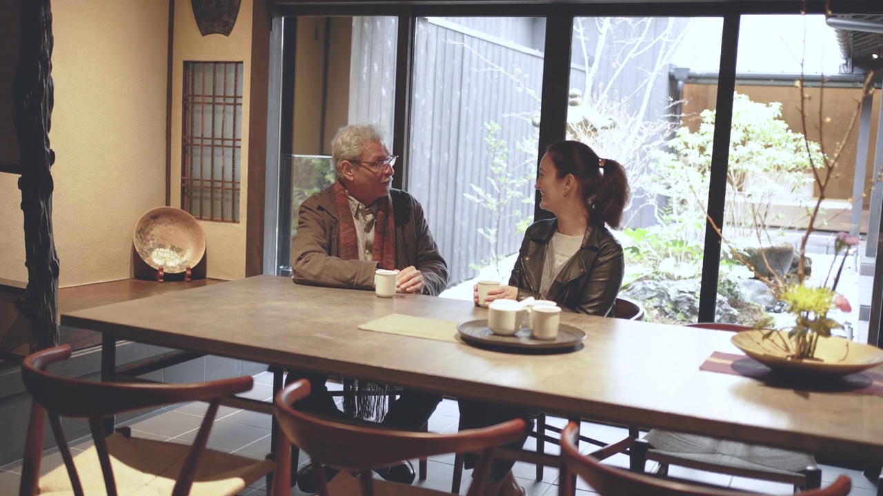 在京都的町屋酒店，一对拉美裔夫妇正在享受一杯日本绿茶。视频下载