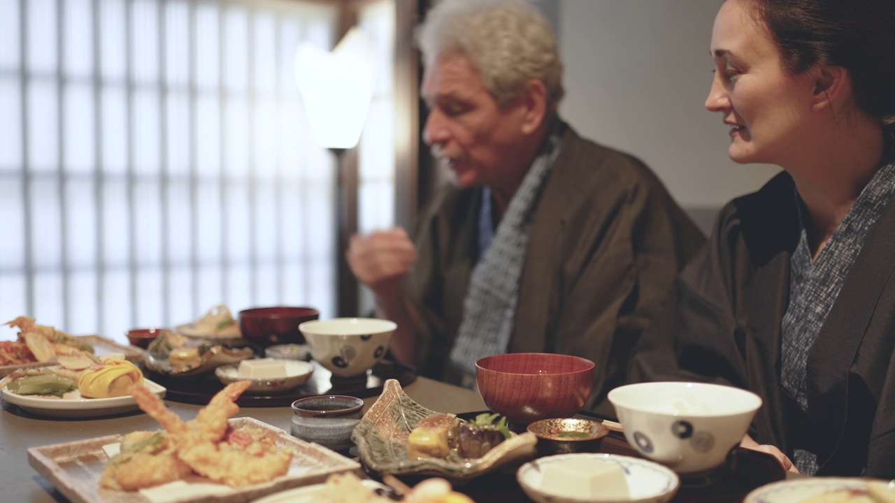 一对西班牙裔夫妇住在京都的町屋酒店，享受日本美食。视频素材