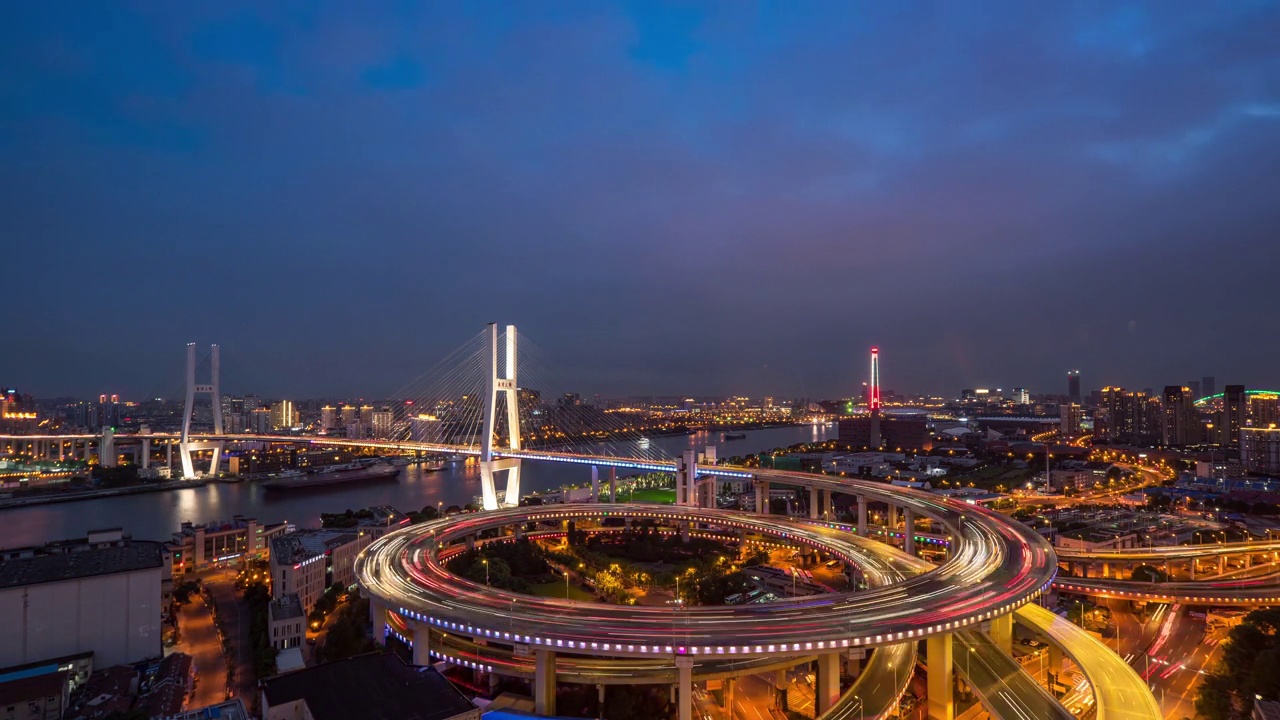 《黄昏中的上海南浦大桥》视频下载