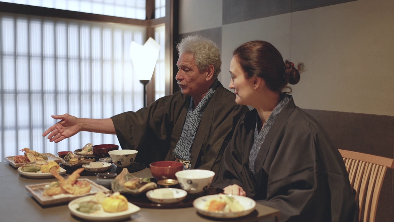 一对西班牙裔夫妇住在京都的町屋酒店，享受日本美食。视频素材