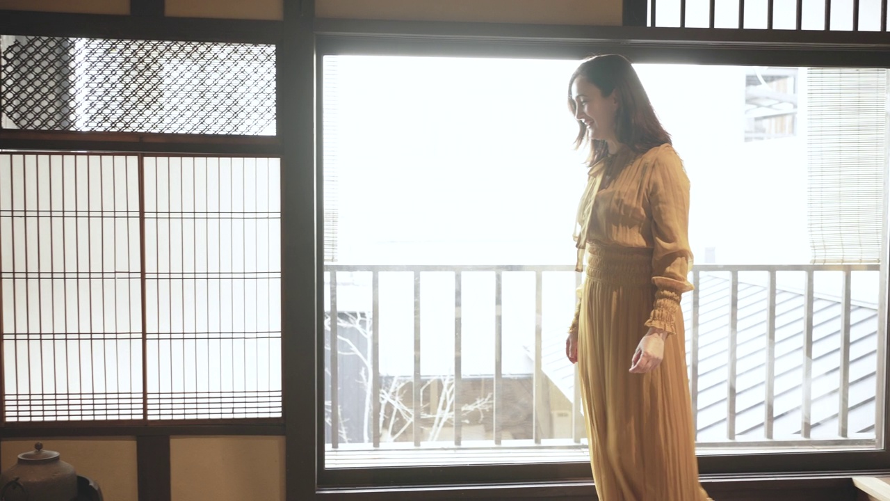 成熟的女性在旅行途中参观的町屋酒店，通过欣赏装饰欣赏日本文化。视频素材